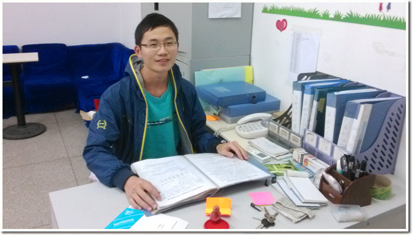 郑奕锐在芳草社家教中心值班