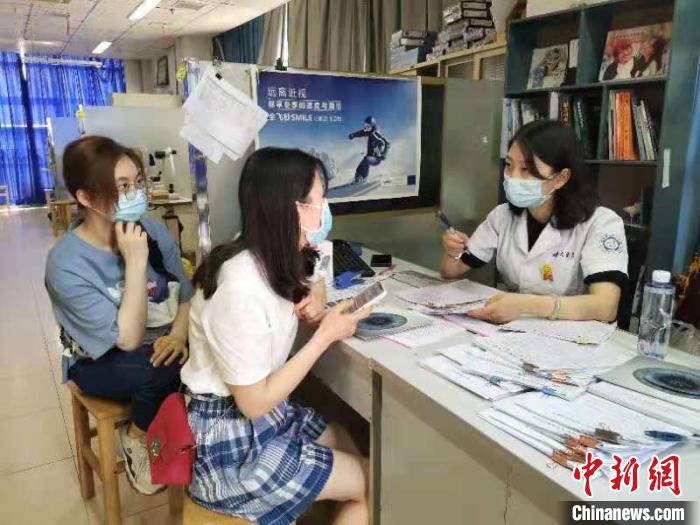 医院内排队咨询近视手术的年轻人。 储玮玮 摄
